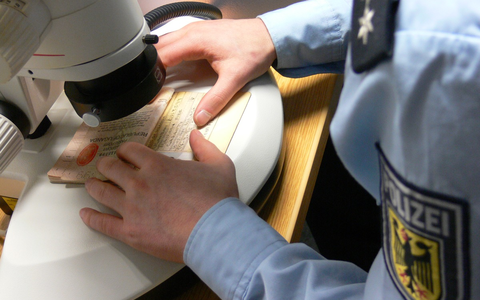 Bundespolizeidirektion München: Abschiebehaft statt Kanada - 10.000 Euro für gefälschten Pass bezahlt - Foto: presseportal.de