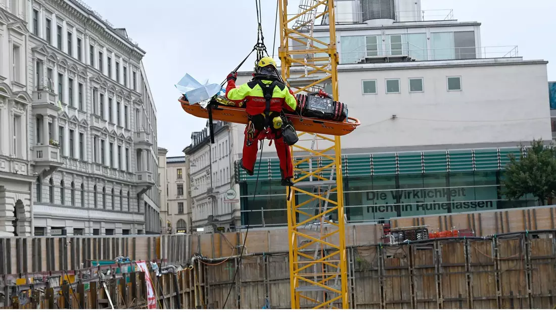 FW-M: Baugerüst stürzt auf Arbeiter (Altstadt-Lehel) - Bild: presseportal.de