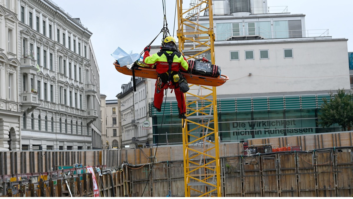 FW-M: Baugerüst stürzt auf Arbeiter (Altstadt-Lehel) - Foto: presseportal.de