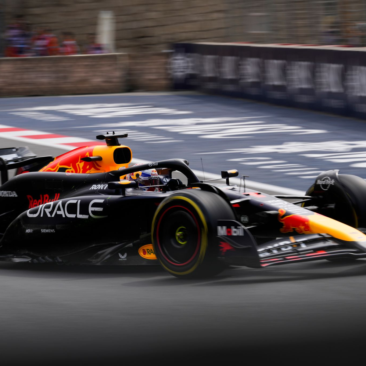Ferrari-Pilot Charles Leclerc holte sich die Bestzeit im Training von Baku. - Foto: Sergei Grits/AP/dpa
