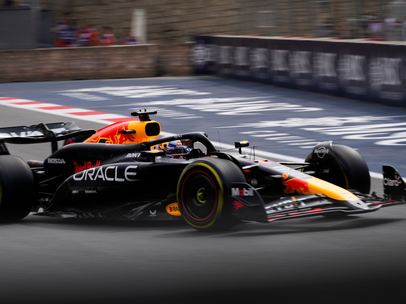 Ferrari-Pilot Charles Leclerc holte sich die Bestzeit im Training von Baku. - Foto: Sergei Grits/AP/dpa