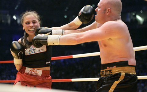 Viele rätseln: Was bezweckt Raab mit dem neuen Boxkampf? - Foto: Jörg Carstensen/dpa