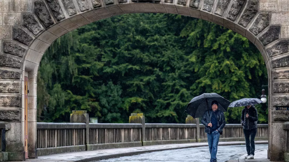 Im Süden und Südosten müssen sich die Menschen auf viel Regen einstellen. - Bild: Taneèek David/CTK/dpa