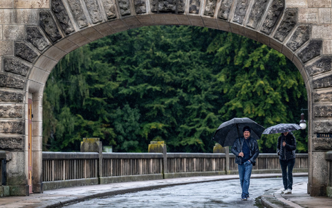 Im Süden und Südosten müssen sich die Menschen auf viel Regen einstellen. - Foto: Taneèek David/CTK/dpa