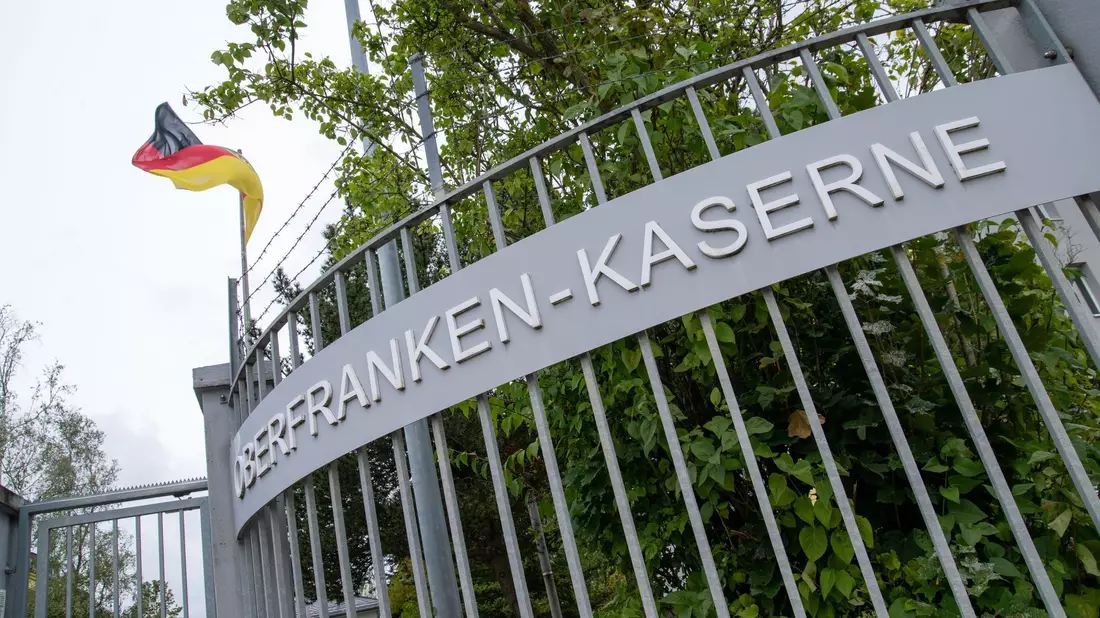 Ein 27 Jahre alter Syrer soll geplant haben, mit zwei Macheten möglichst viele Soldaten in der Innenstadt von Hof zu töten.  - Bild: Pia Bayer/dpa