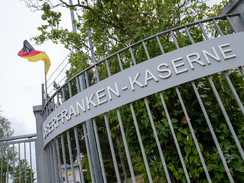 Ein 27 Jahre alter Syrer soll geplant haben, mit zwei Macheten möglichst viele Soldaten in der Innenstadt von Hof zu töten.  - Foto: Pia Bayer/dpa