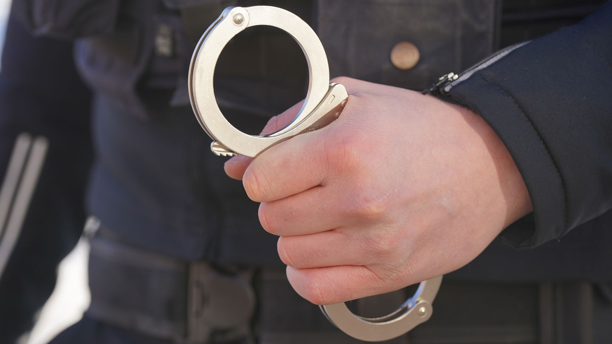 Nach einem Angriff in einer Schule in Zagreb ist die Polizei im Einsatz. Der Täter habe Medienberichten zufolge mit einem Messer ein Kind getötet und sieben weitere Menschen verletzt (Symbolbild). - Foto: Marcus Brandt/dpa