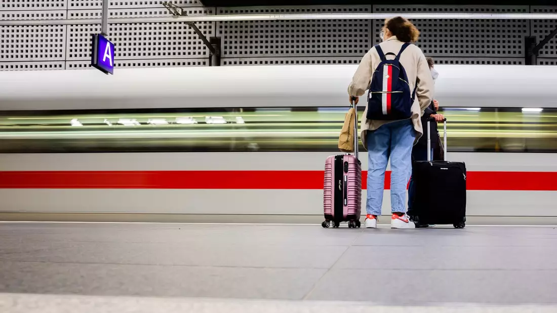 Wer mit der Bahn unterwegs ist, braucht Geduld (Archivfoto).  - Bild: Christoph Soeder/dpa/dpa-tmn