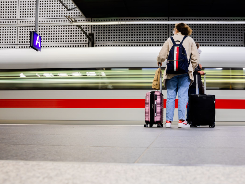 Wer mit der Bahn unterwegs ist, braucht Geduld (Archivfoto).  - Foto: Christoph Soeder/dpa/dpa-tmn