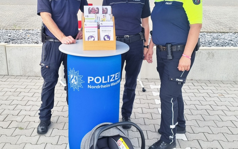 POL-HX: Wissenswertes zu Kindersitzen und korrekter Handhabung / Beratungsaktion der Verkehrssicherheitsberater der Polizei im Kreis Höxter - Foto: presseportal.de POL-HX: Wissenswertes zu Kindersitzen und korrekter Handhabung / Beratungsaktion der Verkehrssicherheitsberater der Polizei im Kreis Höxter - Foto: presseportal.de