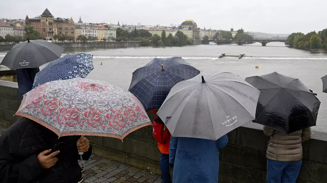 Tschechiens Hauptstadt Prag wappnet sich gegen ein drohendes Hochwasser. - Bild: Kamaryt Michal/CTK/dpa