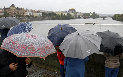 Tschechiens Hauptstadt Prag wappnet sich gegen ein drohendes Hochwasser. - Foto: Kamaryt Michal/CTK/dpa