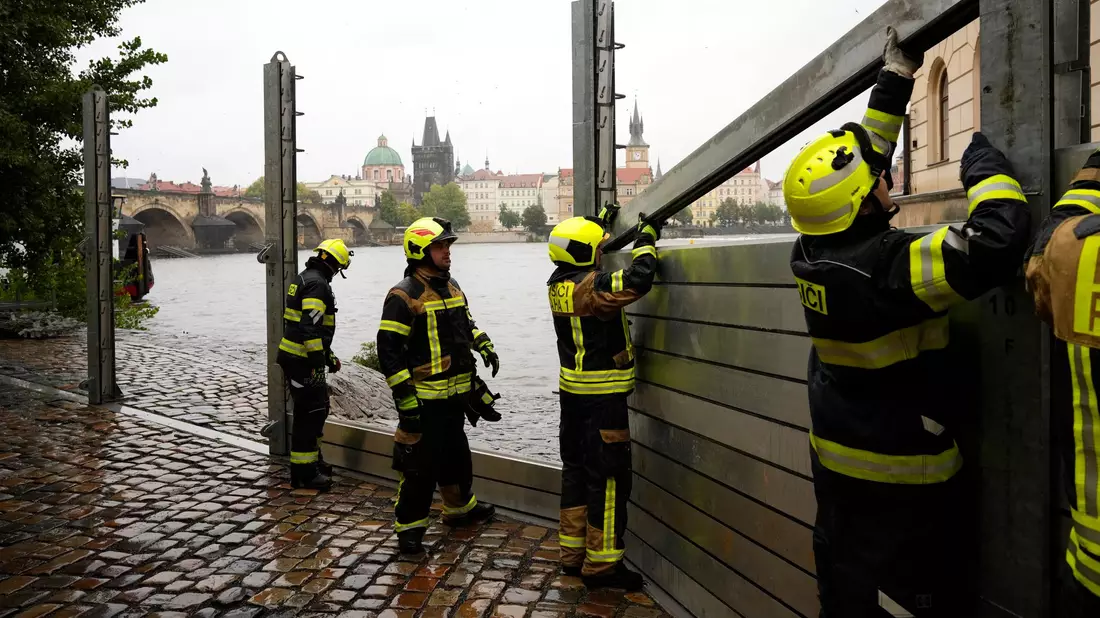 Feuerwehrleute in Tschechiens Hauptstadt Prag treffen Vorbereitungen angesichts vieler Regenmassen. - Bild: Petr David Josek/AP