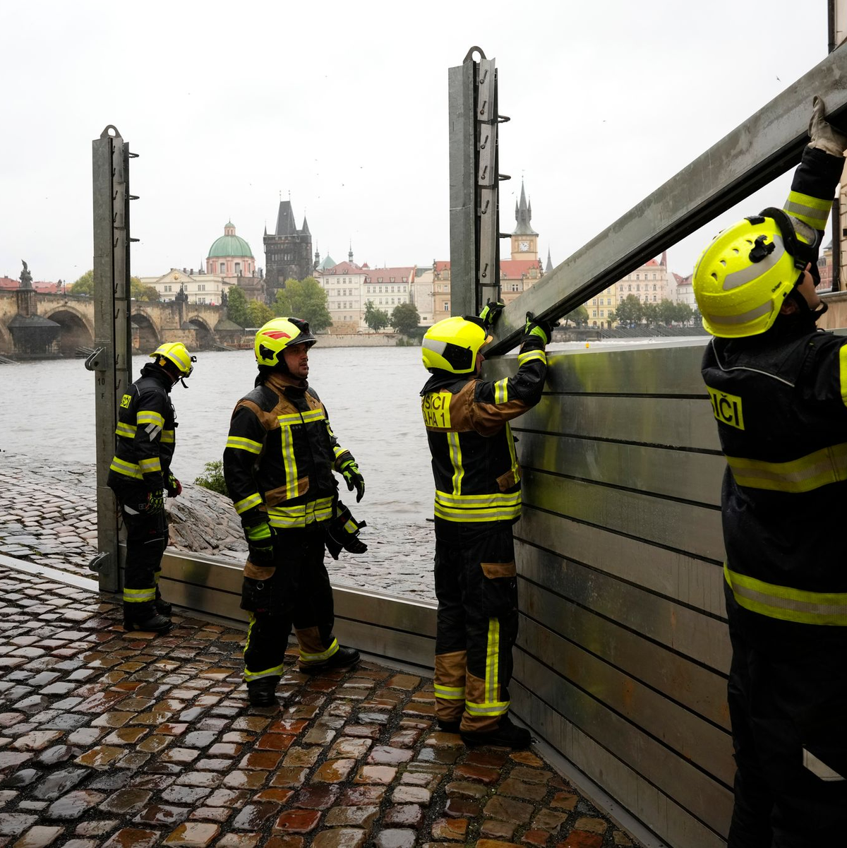 Feuerwehrleute in Tschechiens Hauptstadt Prag treffen Vorbereitungen angesichts vieler Regenmassen. - Foto: Petr David Josek/AP