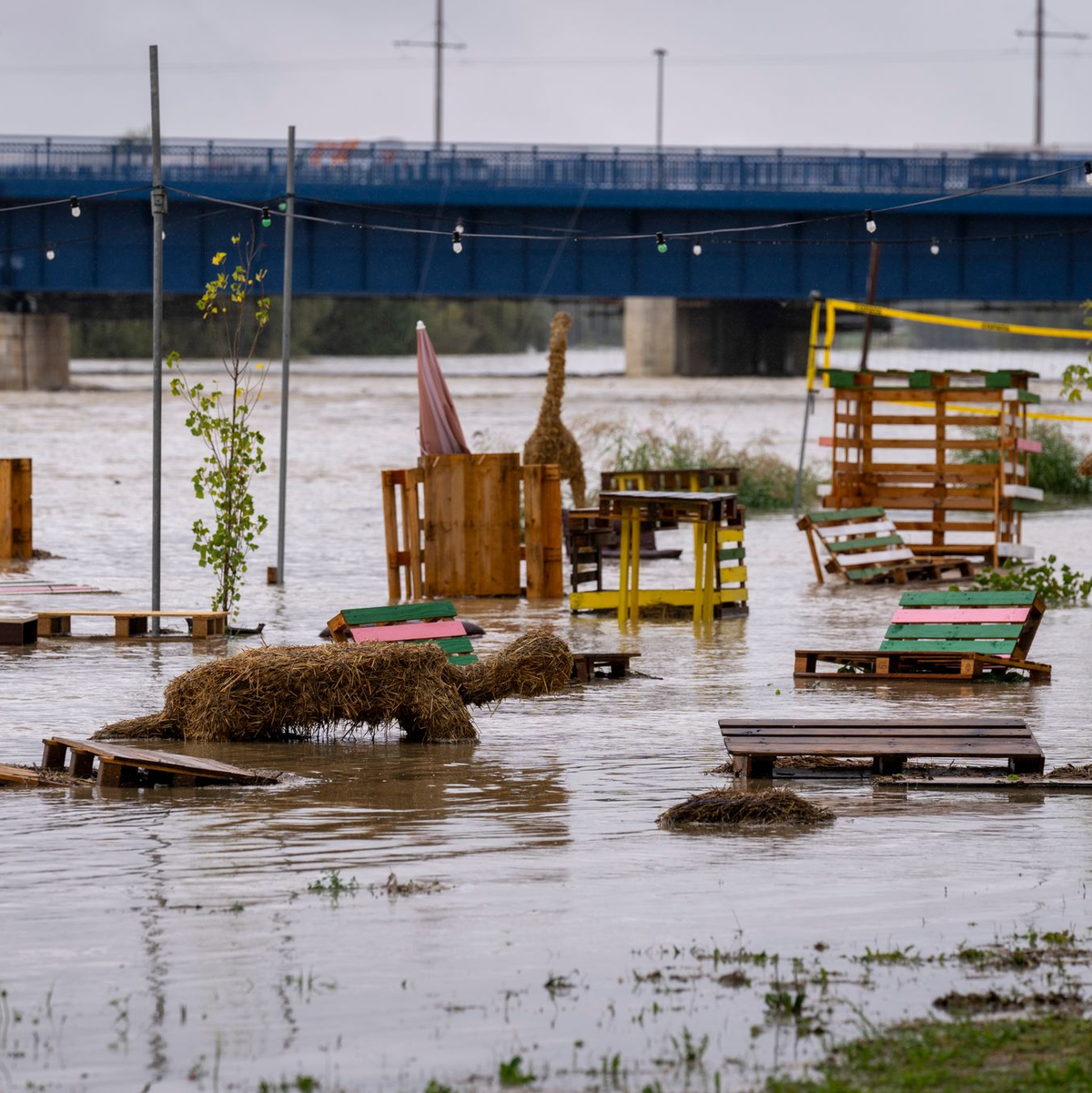In der kroatischen Hauptstadt Zagreb ist die Save über die Ufer getreten. - Foto: Darko Bandic/AP