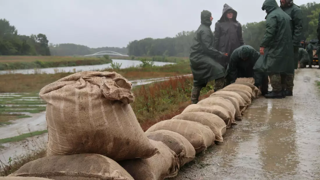 Soldaten in der Slowakei verlegen Sandsäcke, um einen Damm vorbeugend zu verstärken. - Bild: Ondrej Hercegh/TASR/dpa