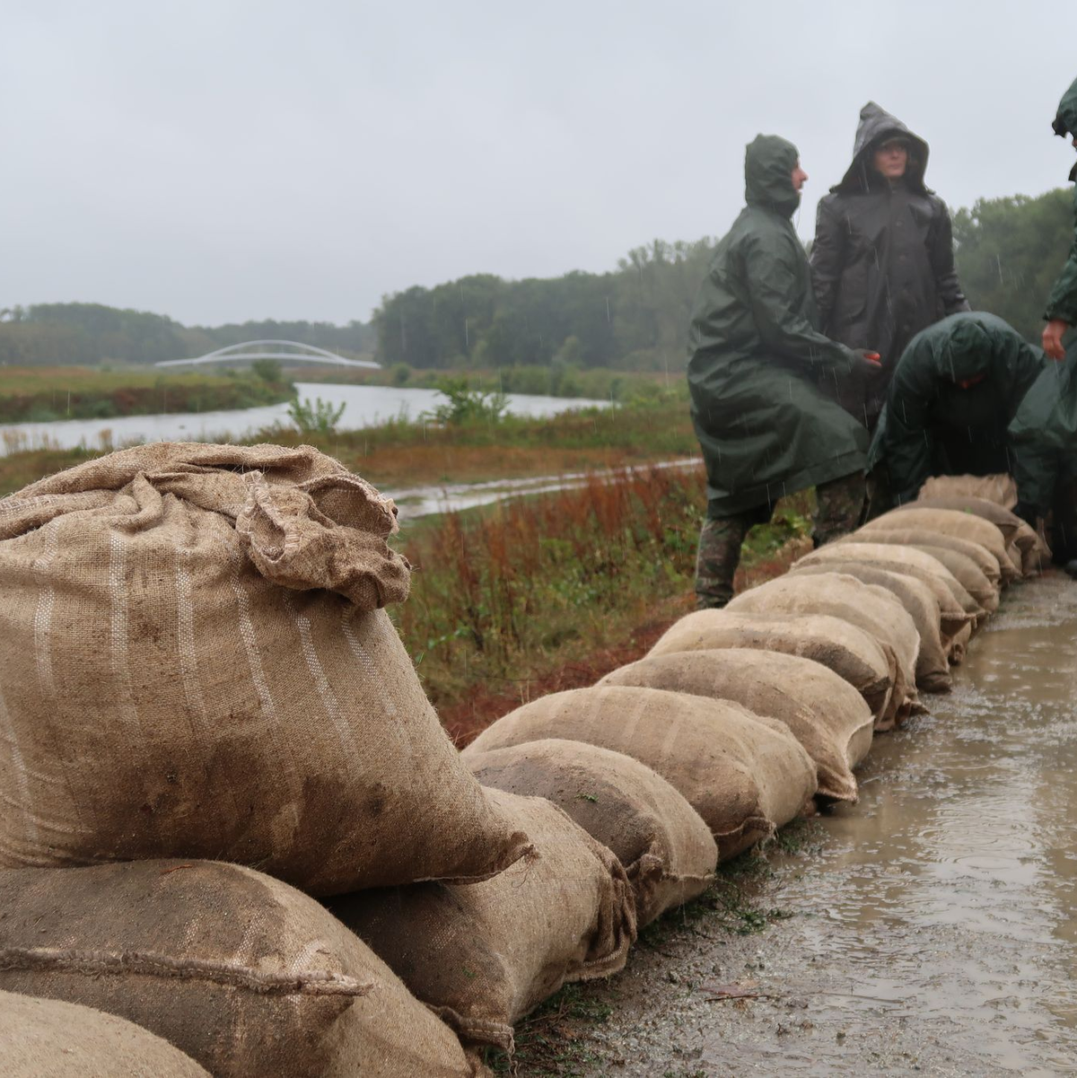 Soldaten in der Slowakei verlegen Sandsäcke, um einen Damm vorbeugend zu verstärken. - Foto: Ondrej Hercegh/TASR/dpa