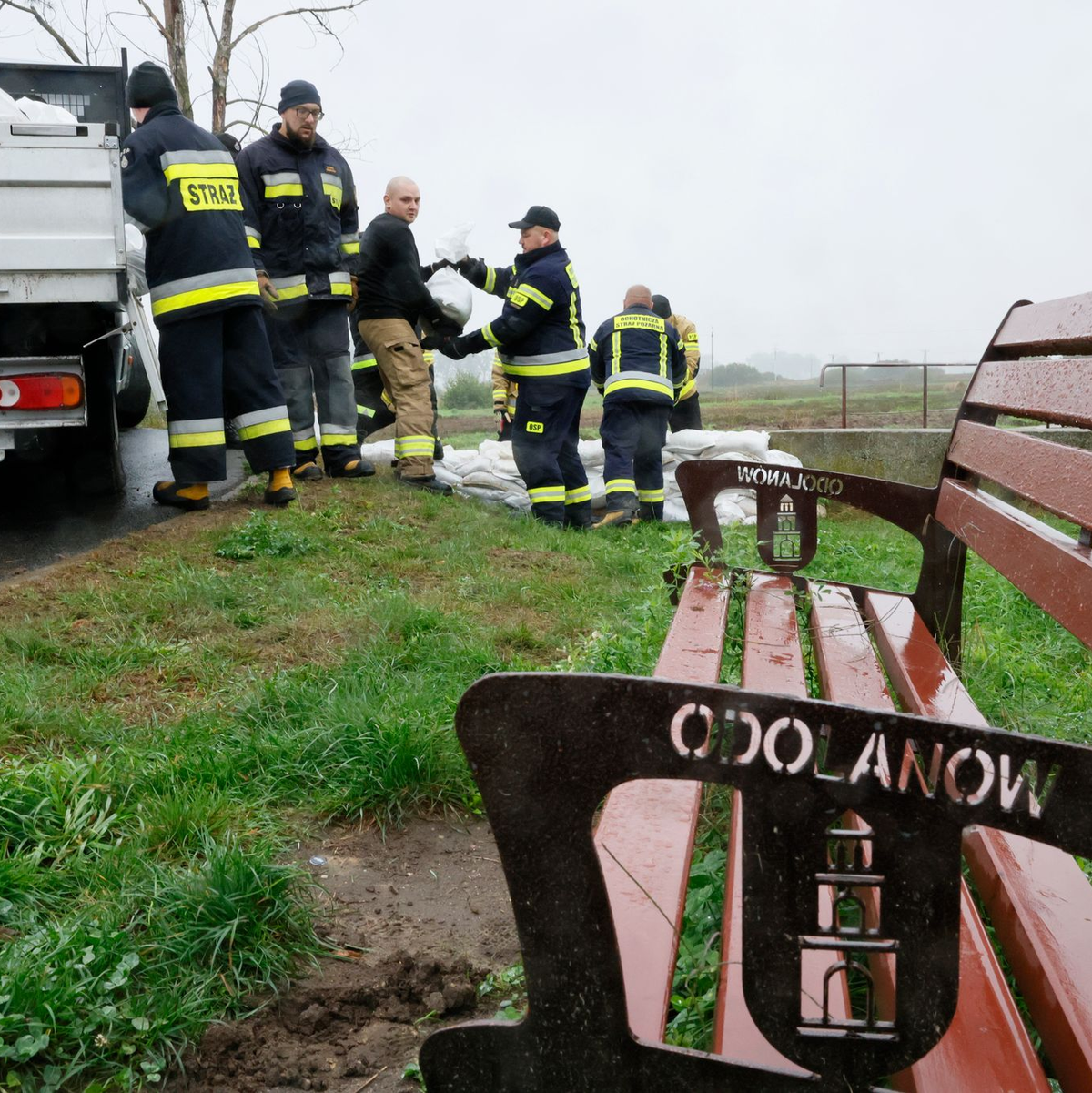 Feuerwehrleute in Polen errichten mit Sandsäcken eine Barriere gegen das drohende Hochwasser in der Nähe des Flusses Barycz in Odolanow. - Foto: Tomasz Wojtasik/PAP/dpa
