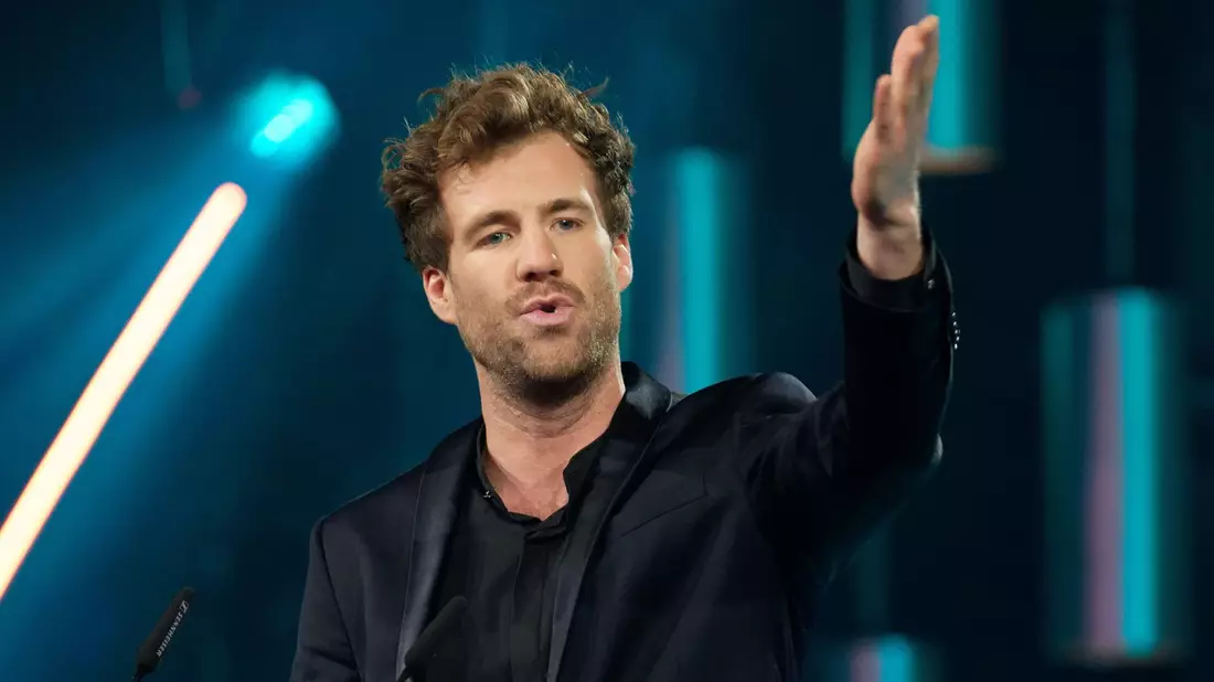 Nach mehreren Show-Absagen wegen seiner verunglimpfenden Aussagen über Behinderte will Comedian Luke Mockridge wieder auf die Bühne (Archiv-Foto). - Bild: Henning Kaiser/dpa