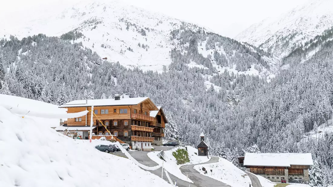 Wintereinbruch in Österreichs Bergen. - Bild: Expa/Johann Groder/APA/dpa