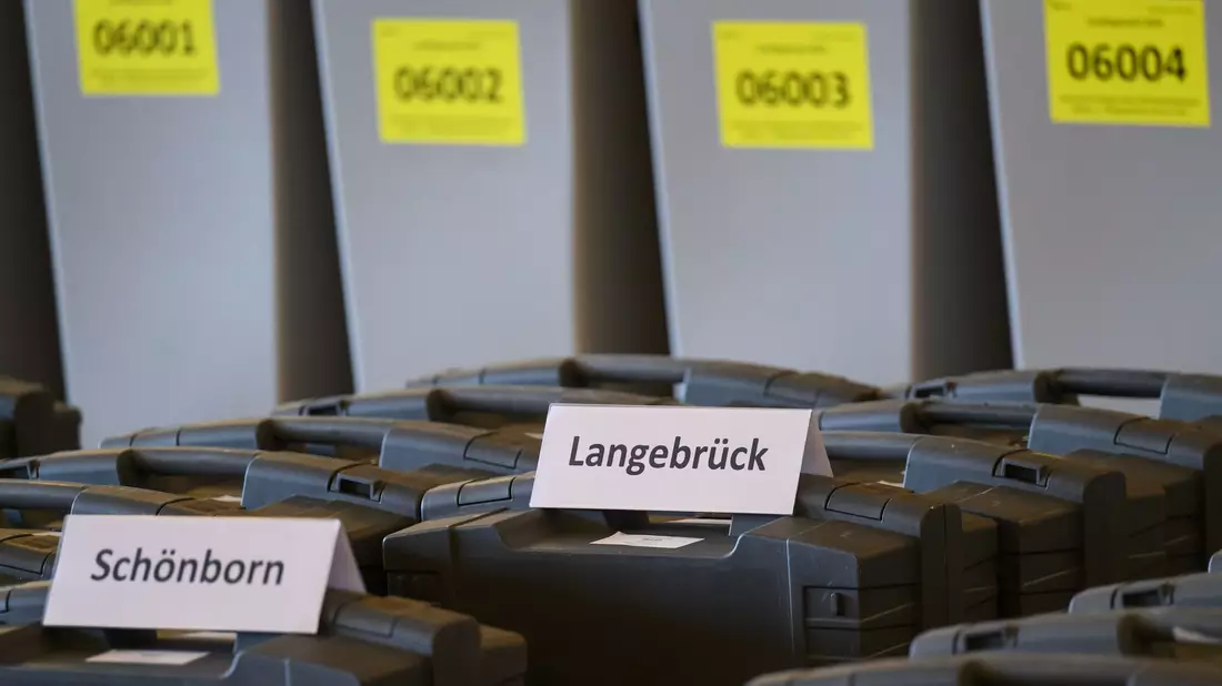 Bei der Landtagswahl am 1. September waren in Dresden und Umgebung Briefwahlzettel aufgetaucht, die zugunsten der rechtsextremen Kleinstpartei Freie Sachsen manipuliert worden waren. (Archivbild) - Bild: Robert Michael/dpa