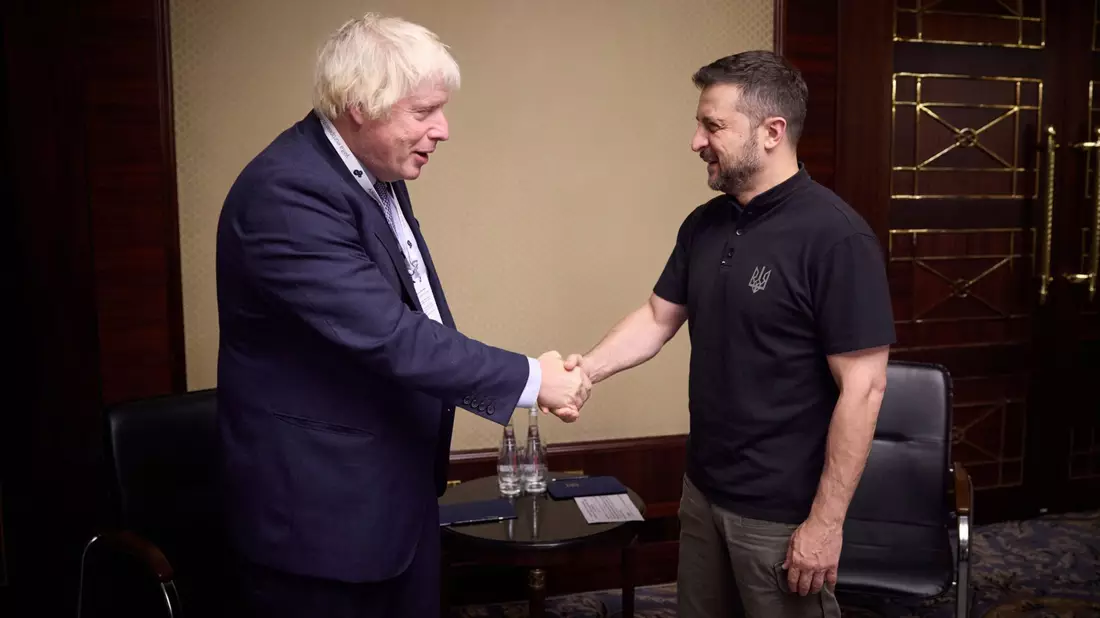 Alte Freunde: Selenskyj hat den britischen Ex-Premier Boris Johnson empfangen (aktuelles Foto). - Bild: Uncredited/Ukrainian Presidential Press Office/AP