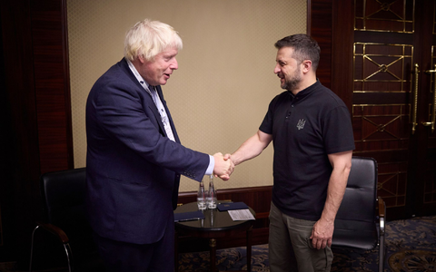 Alte Freunde: Selenskyj hat den britischen Ex-Premier Boris Johnson empfangen (aktuelles Foto). - Foto: Uncredited/Ukrainian Presidential Press Office/AP