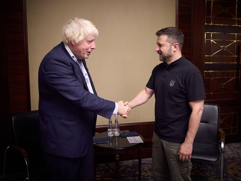 Alte Freunde: Selenskyj hat den britischen Ex-Premier Boris Johnson empfangen (aktuelles Foto). - Foto: Uncredited/Ukrainian Presidential Press Office/AP