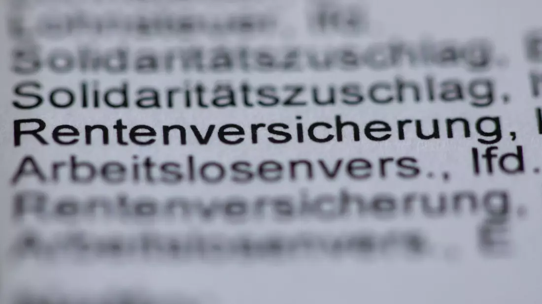 Die Beitragsbemessungsgrenze in der Rentenversicherung liegt aktuell bei 7550 Euro im Westen und 7450 Euro im Osten - künftig soll sie deutlich steigen auf 8050 Euro im Monat. (Symbolbild) - Bild: Jens Büttner/dpa-Zentralbild/ZB