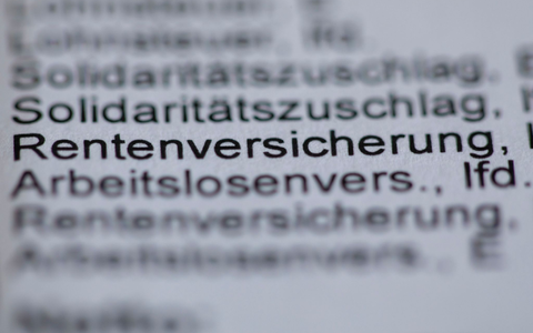Die Beitragsbemessungsgrenze in der Rentenversicherung liegt aktuell bei 7550 Euro im Westen und 7450 Euro im Osten - künftig soll sie deutlich steigen auf 8050 Euro im Monat. (Symbolbild) - Foto: Jens Büttner/dpa-Zentralbild/ZB