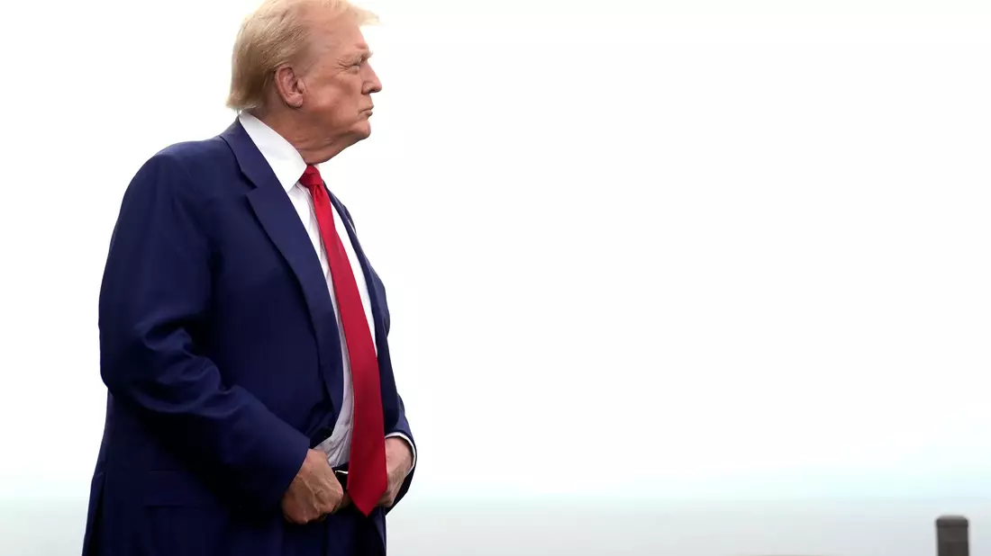 Der Republikaner Donald Trump verbreitet seit Tagen Gerüchte über Migranten in der keinen Stadt Springfield im Bundesstaat Ohio. - Bild: Jae C. Hong/AP