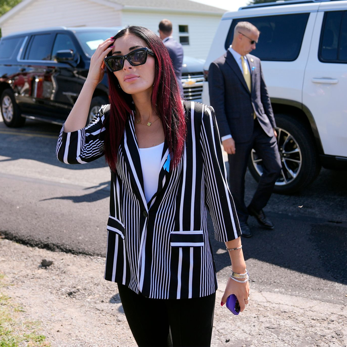 Die rechte Influencerin Laura Loomer hat sich in sozialen Medien mit rassistischen Kommentaren und der Verbreitung von Verschwörungstheorien einen Namen gemacht. (Archivbild) - Foto: Matt Rourke/AP