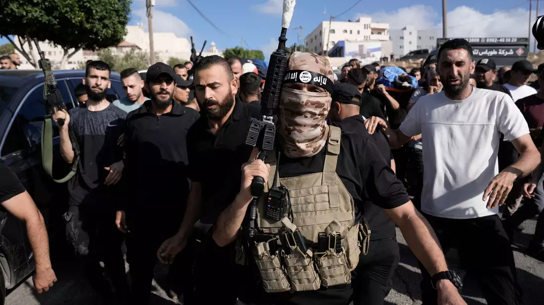 Israels Militär tötete im Westjordanland mehrere Militante - Kameraden nehmen an ihrem Begräbnis teil. (Archivi - Bild: Majdi Mohammed/AP/dpa