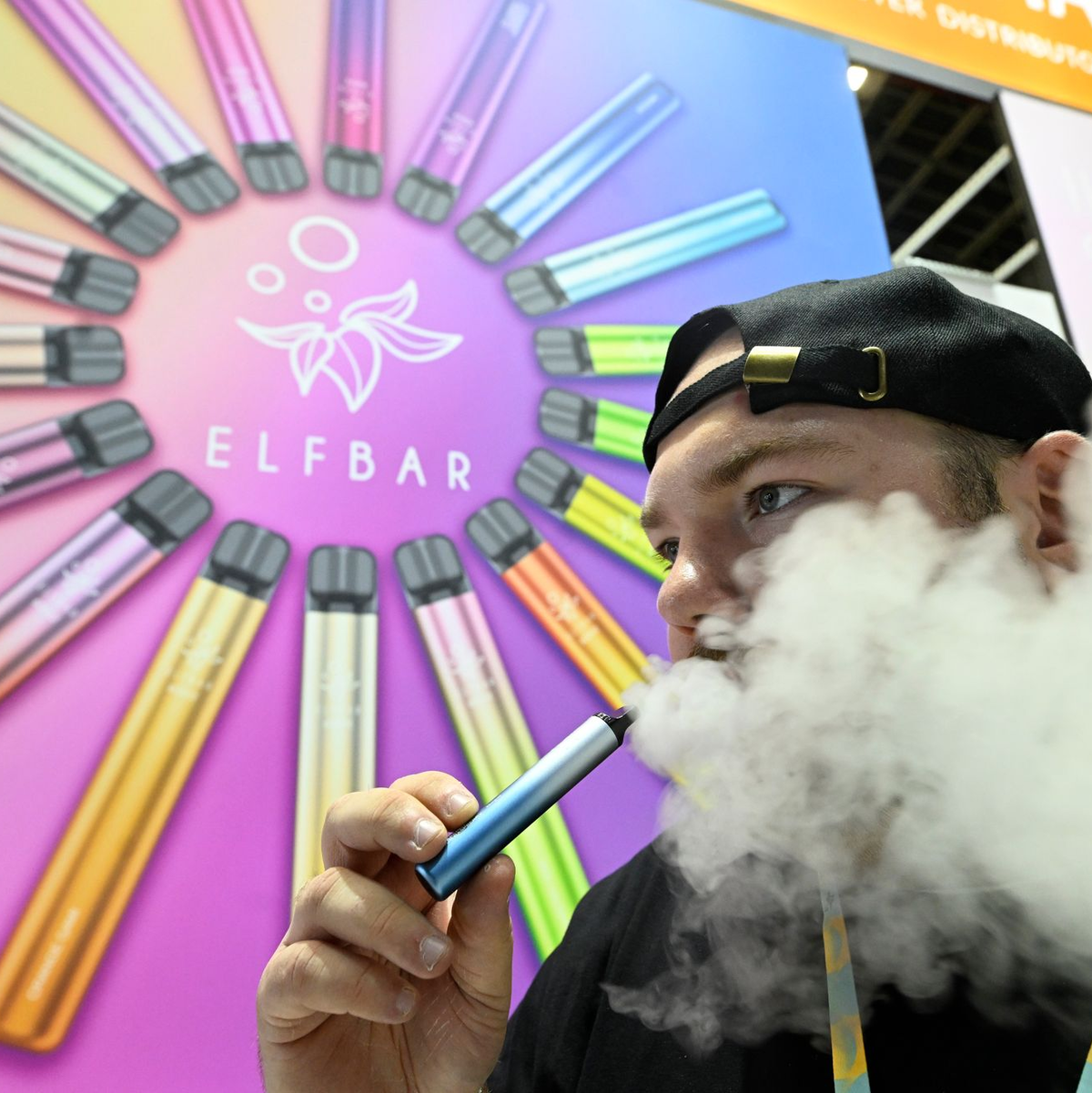 Die Firma Elfbar, die Einweg-E-Zigaretten im Sortiment hat, präsentiert Produkte bei der Intertabac 2023. - Foto: Roberto Pfeil/dpa