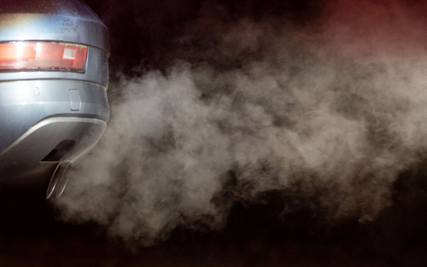 Zu viel CO2: Wegen Treibhausgasen drohen Autoherstellern Milliardenstrafen. (Archivbild)  - Foto: Marijan Murat//dpa