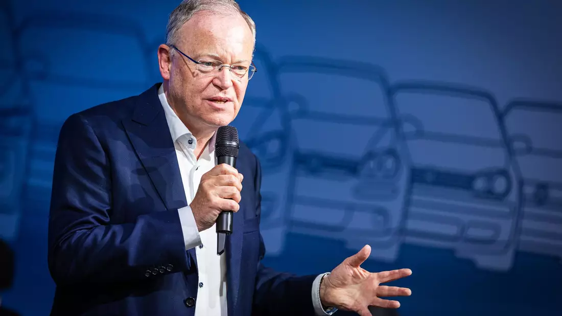 Niedersachsens Regierungschef Weil, hier bei einer Feier zu 50 Jahren VW Golf, wartet auf die Einführung günstigerer VW-Modelle. - Bild: Moritz Frankenberg/dpa