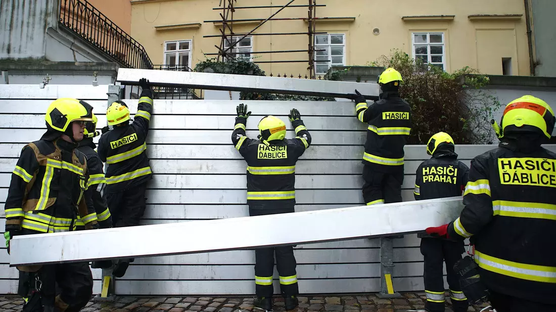 Feuerwehrleute bauen eine Hochwassersperre entlang der Moldau in Prag.  - Bild: Dana Kesnerova/XinHua/dpa
