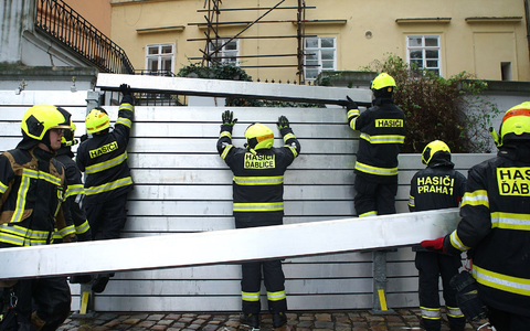 Feuerwehrleute bauen eine Hochwassersperre entlang der Moldau in Prag.  - Foto: Dana Kesnerova/XinHua/dpa