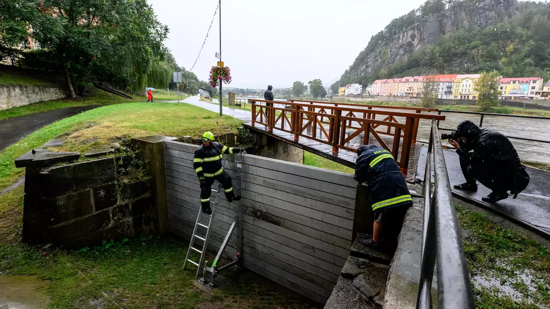 Entlang der Flüsse in Tschechien haben sich die Menschen auf Hochwasser vorbereitet. - Bild: Hájek Ondøej/CTK/dpa