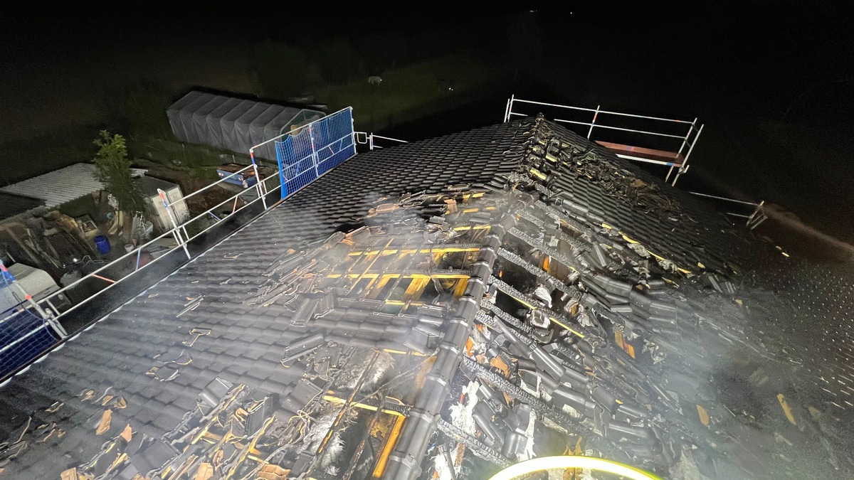 FW Rheurdt: Feuerwehr bekämpft massiven Dachstuhlbrand - Foto: presseportal.de