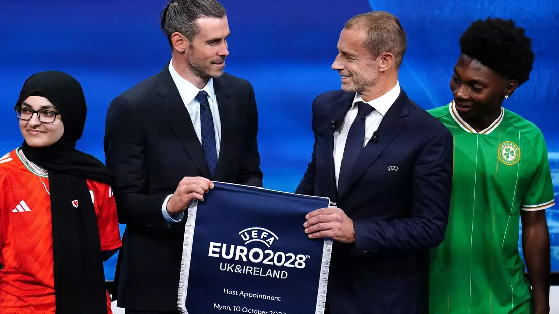 Bei der Vergabe der EM 2028 freuten sich der Waliser Gareth Bale (l) und UEFA-Präsident Aleksander Ceferin auf ein Turnier mit fünf Ausrichtern - nun wackelt Nordirland. - Bild: Mike Egerton/PA Wire/dpa