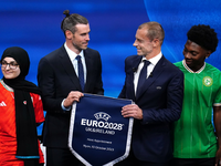 Bei der Vergabe der EM 2028 freuten sich der Waliser Gareth Bale (l) und UEFA-Präsident Aleksander Ceferin auf ein Turnier mit fünf Ausrichtern - nun wackelt Nordirland. - Foto: Mike Egerton/PA Wire/dpa