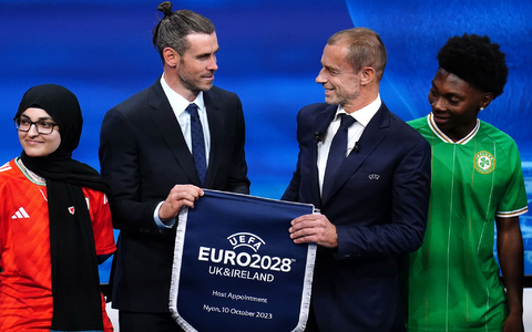Bei der Vergabe der EM 2028 freuten sich der Waliser Gareth Bale (l) und UEFA-Präsident Aleksander Ceferin auf ein Turnier mit fünf Ausrichtern - nun wackelt Nordirland. - Foto: Mike Egerton/PA Wire/dpa