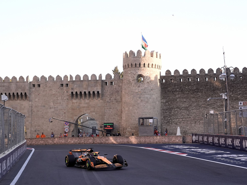 Lando Norris kann in Baku auf eine erfolgreiche Aufholjagd hoffen. - Foto: Hasan Bratic/dpa