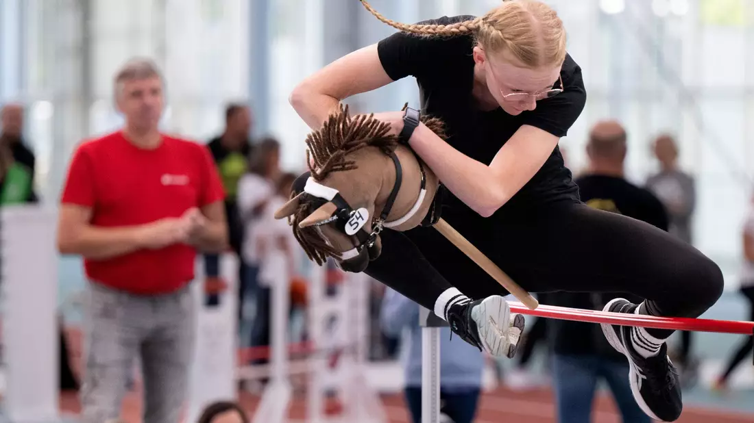 Beim Hobby-Horsing braucht es Ausdauer - die Sportart kommt aus Finnland. (Archivbild) - Bild: Boris Roessler/dpa