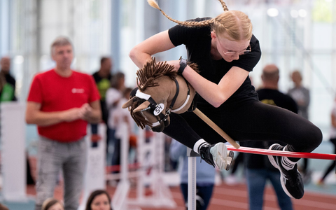Beim Hobby-Horsing braucht es Ausdauer - die Sportart kommt aus Finnland. (Archivbild) - Foto: Boris Roessler/dpa
