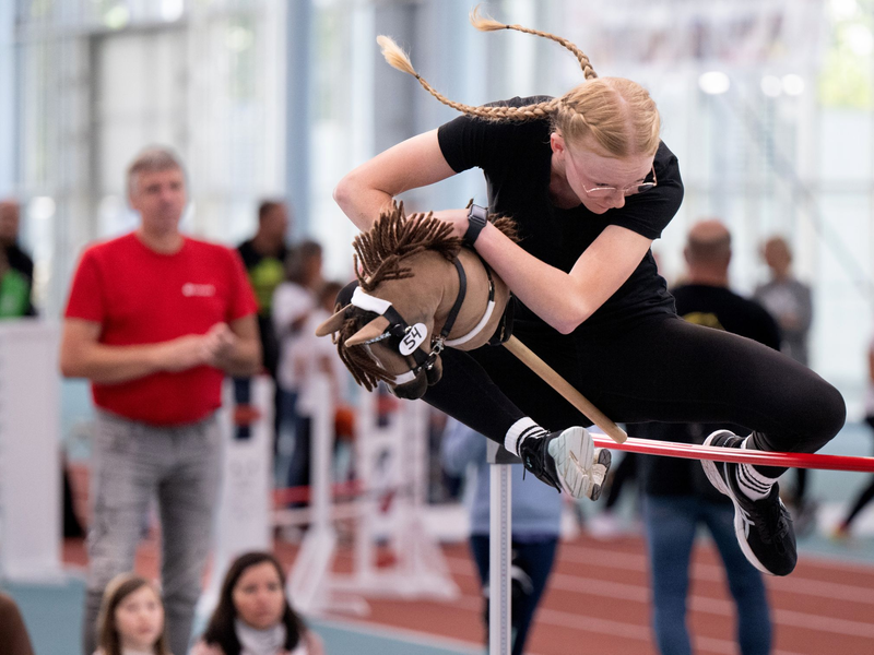 Beim Hobby-Horsing braucht es Ausdauer - die Sportart kommt aus Finnland. (Archivbild) - Foto: Boris Roessler/dpa