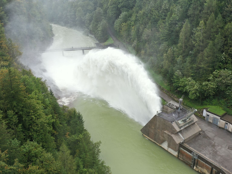 An Stauseen wurde vorsichtshalber schon Wasser abgelassen. - Foto: Team Fotokerschi.At/David Raus/APA/dpa