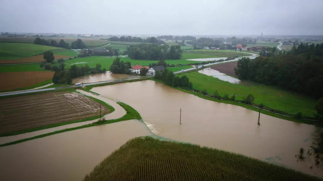 Mehrere Gemeinden in Österreich wurden bereits zum Katastrophengebiet erklärt. - Bild: Daniel Scharinger/APA/dpa