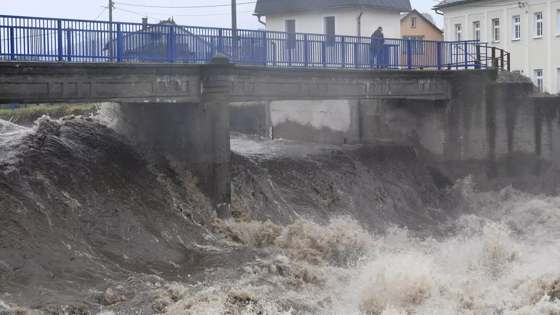 Ganze Regionen in Tschechien leiden unter einem Jahrhunderthochwasser. - Bild: Peøina Ludìk/CTK/dpa